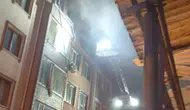 Küçükçekmece'de binanın çatısında yangın : 1 kişi yaralandı
