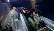 Çanakkale'nin Ezine ilçesi açıklarında 14 kaçak göçmen yakalandı