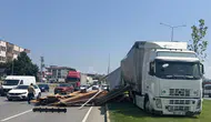 Samsun'da kazaya karışan tırdan yola keresteler savruldu