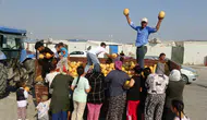 'Hayır duası bize yeter' diyen çiftçi tonlarca kavunu depremzedelere hediye etti