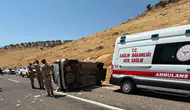 Mardin Nusaybin'de hafif ticari araç takla attı : 1 ölü, 1 yaralı