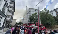 Avcılar’da bitişik 2 binanın çatısında yangın çıktı