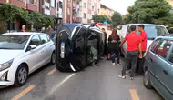 Ümraniye'de park halindeki araçlara çarpan otomobil devrildi
