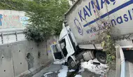 Esenler'de kumaş yüklü kamyon dere yatağına düştü : 1 yaralı