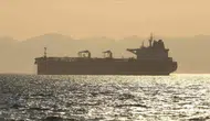 Hürmüz Boğazı'nda gerilim : Süper tanker iki deniz mayınına çarparak alev aldı
