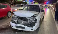 Uşak'ta bir araç, kırmızı ışıkta bekleyen otomobile çarptı : 1'i çocuk 3 yaralı
