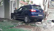 Düzce'de otomobil, bahçe duvarını yıkıp eve çarptı : 1 yaralı