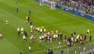 Fenerbahçe - Lyon maçı sonrası saha karıştı! Futbolcular birbirine girdi