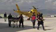 Erzurum'da traktör devrildi : Yaralı genç helikopterle hastaneye kaldırıldı