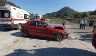 Zonguldak’ta otomobil kamyonete çarptı : Sıkışan sürücü hastaneye kaldırıldı