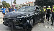 Edirne’de trafiğe kapalı caddeye giren otomobil dubalara çarptı
