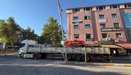 Erzincan’da tır dönüş yapmak isterken aydınlatma direğine çarptı