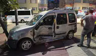 Niğde'de kontrolden çıkan hafif ticari araç panelvana ve motosiklete çarptı: 3 yaralı