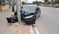 Karaman'da otomobil aydınlatma direğine çarptı !