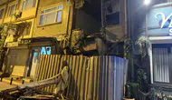 Bakırköy’de metruk binanın üst katı çöktü