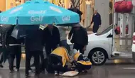 Bursa’da otomobil yayaya çarptı : Yaralı yağmur altında şemsiye ile korundu