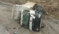 Bolu'da hafriyat kamyonu şarampole devrildi : Sürücü yaralandı