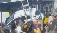 Sultanbeyli'de İETT otobüsü ile otomobil çarpıştı : 4 yaralı
