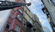 Beyoğlu'nda 6 katlı restoranda yangın çıktı : Ekipler çatıdan müdahale etti