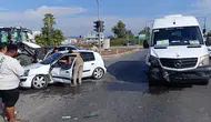 Antalya'da tur minibüsü ile otomobil çarpıştı : 2 kişi yaralandı