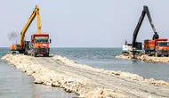 Van Gölü'nde dip çamuru temizliği sürüyor