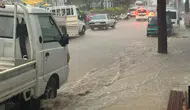 Antalya'da sağanak yağış cadde ve sokakları su altında bıraktı