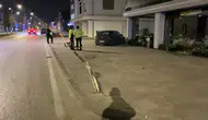 Bursa'da gece yarısı kaza ! Otomobil kaldırıma çıkıp tabelaları devirdi