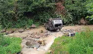 Trabzon'da otomobil dereye uçtu : 3'ü ağır 5 işçi yaralandı