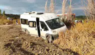 Balıkesir'de işçi servisi şarampole devrildi: 13 yaralı