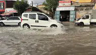 Uşak’ta sağanak ve dolu yağışı yolları göle çevirdi