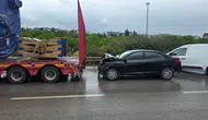 Bandırma'da rüzgar gülü taşıyan tıra çarpan otomobil kazasında 4 kişi yaralandı