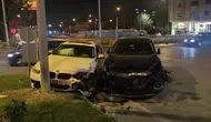 Erzurum'da iki otomobil kavşakta çarpıştı : 2 kişi hastaneye kaldırıldı