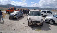Muş'ta hafif ticari araç ile otomobil çarpıştı : 2 yaralı