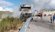 Antalya'da kamyon bariyerlere çarptıktan sonra alev aldı : Sürücü yaralandı