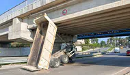 Adana'da seyir halindeki ASKİ kamyonunun damperi köprüye takıldı