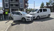 Adıyaman'da otomobil ile hafif ticari araç çarpıştı : 1 kişi hastaneye kaldırıldı