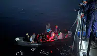 Çanakkale açıklarında motoru arızalanan botta mahsur kalan 14 kaçak göçmen kurtarıldı