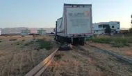 Mardin'de yüklü tır yoldan çıktı : Sürücü yara almadan kurtuldu