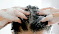 Saçınızı bir kez mi, iki kez mi şampuanlamalısınız ? Dermatologların önerileri neler ?