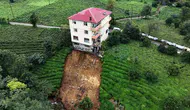 Rize'de heyelan: Toprak kütlesi koptu, 3 katlı bina askıda kaldı