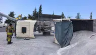 Hatay'da kum yüklü kamyon devrildi: Sürücü yaralandı