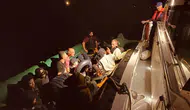 İzmir'de lastik bottaki 31 düzensiz göçmen yakalandı
