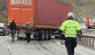 Erzincan-Sivas kara yolunda tır bariyere çarptı : Sakaltutan'da trafik kilitlendi