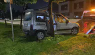 Bursa’da yağış nedeniyle kontrolden çıkan araç ağaca çarptı : 2 yaralı