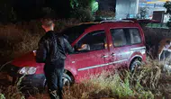 Konya'da yağışlı havada yoldan çıkan araç şarampole devrildi