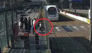 Samsun'da facianın eşiğinden dönüldü ! Tramvayın önüne koşan çocuğu son anda kurtardı