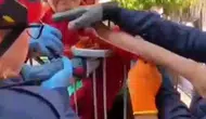 Adana'da korku dolu anlar ! Oyun oynarken koluna korkuluk demiri saplandı