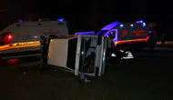 Manavgat'ta kontrolden çıkan otomobil refüje devrildi : 2 yaralı