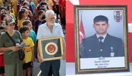 Acılı aileden anlamlı ziyaret : Evlatlarının adını taşıyan okulda öğrencilerle buluştular