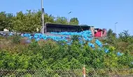 Sakarya TEM Otoyolu'nda kömür yüklü kamyon devrildi